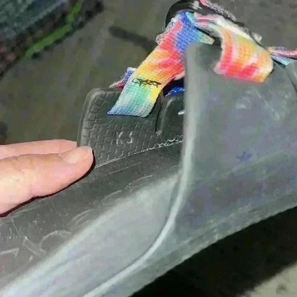 Chaco Kids Rainbow Tie Dye Seatbelt Buckle Chillos Slides Sandals Size 3 - Picture 3 of 4